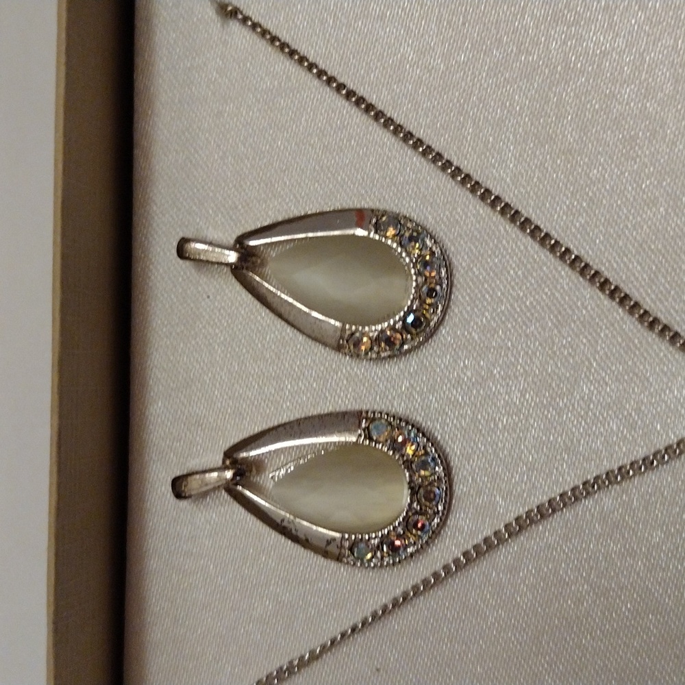 SOLD Beautiful Set of Iridescent Sparkly Silver Crystal Necklace & Earrings! - Picture 4 of 6